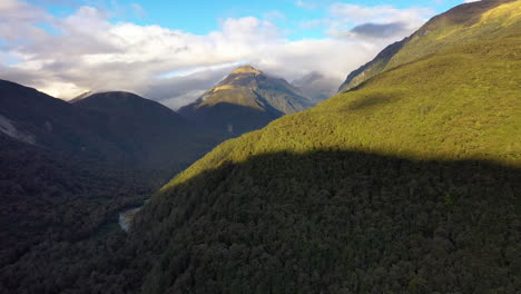 impresionante vista aérea sobre un vasto valle montañoso en nueva zelanda