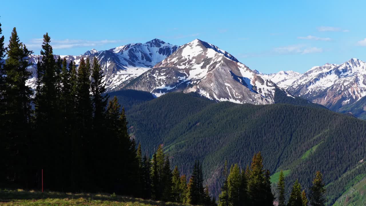 Mattina di primavera/estate Conundrum Castle Peak AJAX Aspen Mountain Little Annie Trailhead drone aereo Castle Creek Maroon Bells Wilderness Montagne Rocciose innevate Ashcroft cielo azzurro soleggiato verso l'alto