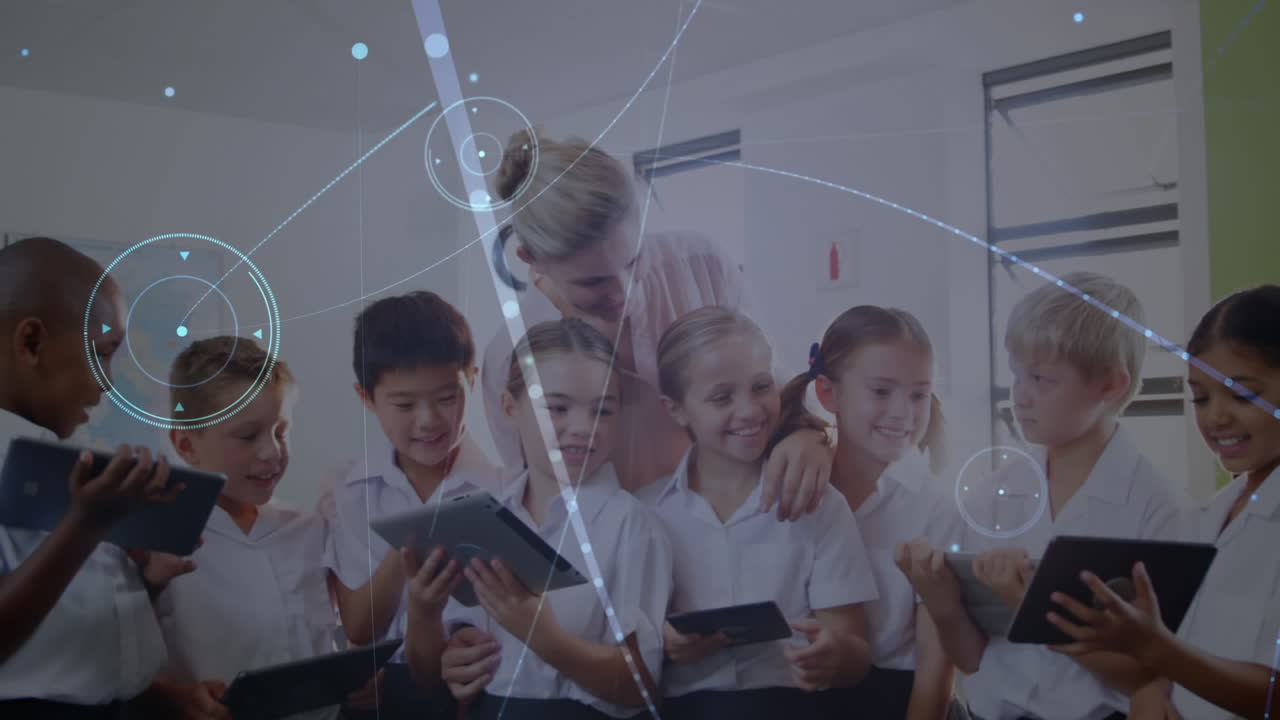 animación de la red de conexiones a través de maestras caucásicas y estudiantes que usan tabletas digitales.