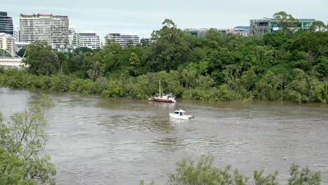 un bote de rescate que lucha por moverse durante las inundaciones de brisbane en febrero de 2022