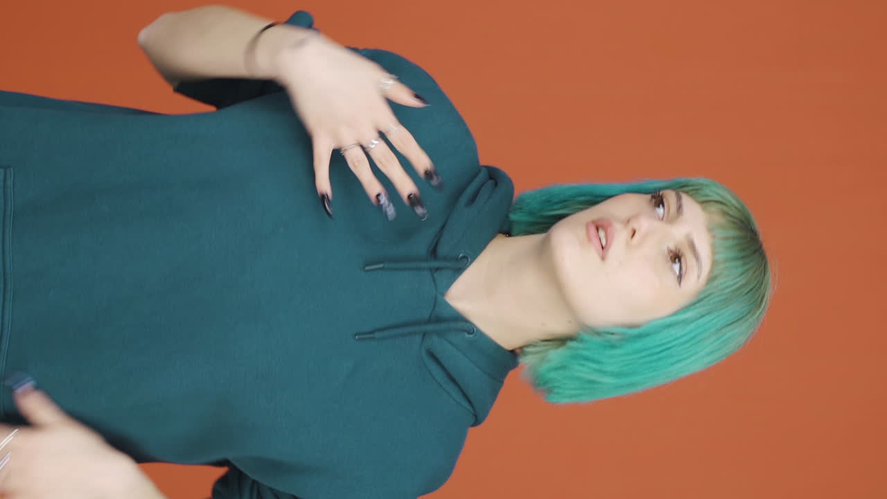 el video vertical de la alta temperatura del aire está asfixiando a la joven.