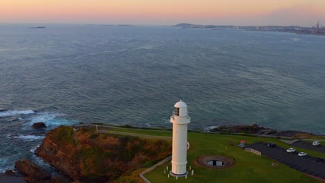 puesta de sol dorada en el faro de flagstaff point en el promontorio de wollongong en nsw, australia