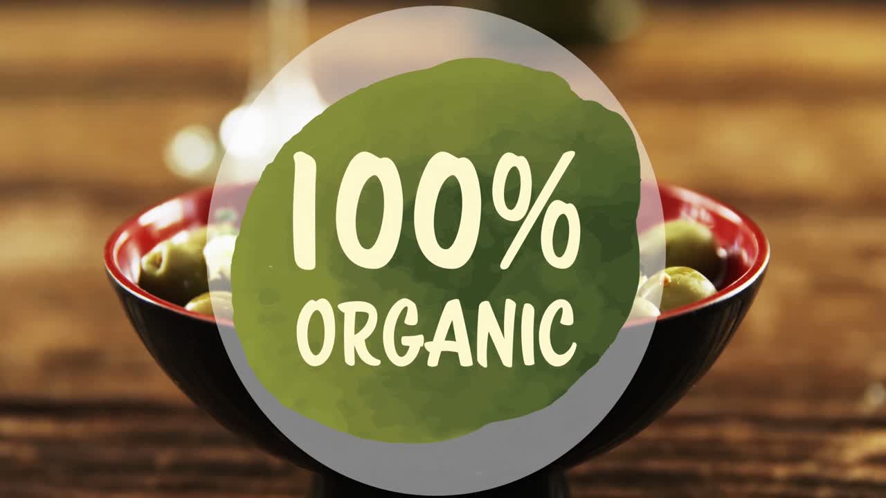 나무 바탕에 초록색 올리브 위에 100퍼센트 유기농 텍스트의 애니메이션