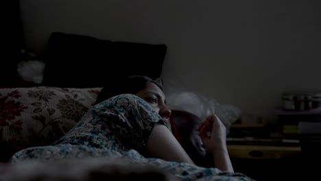 Depressives-Asiatisches-Mädchen,-Das-Im-Dunklen-Raum-Im-Bett-Liegt