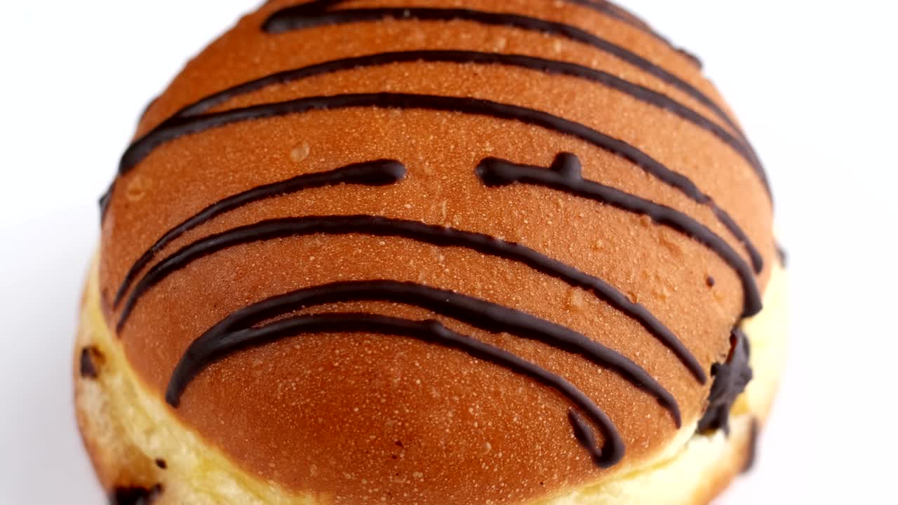 donut fresco girando. extremo primer plano de donut dulce girando en 4k, uhd