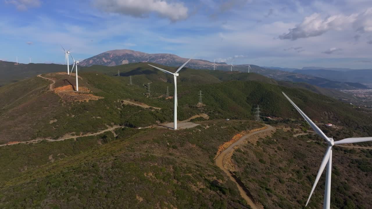 Turbinas de energia limpa pelo campo, Grécia.