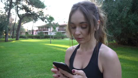 la niña practica deportes, yoga, estiramientos, gimnasia, ejercicios matutinos
