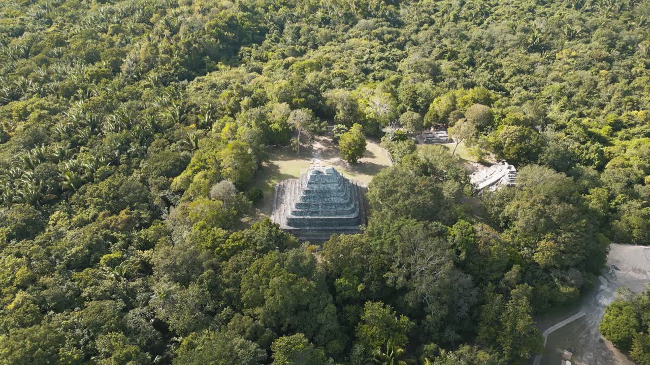 la pirámide del templo 1 en chacchoben, sitio arqueológico maya, quintana roo, méxico
