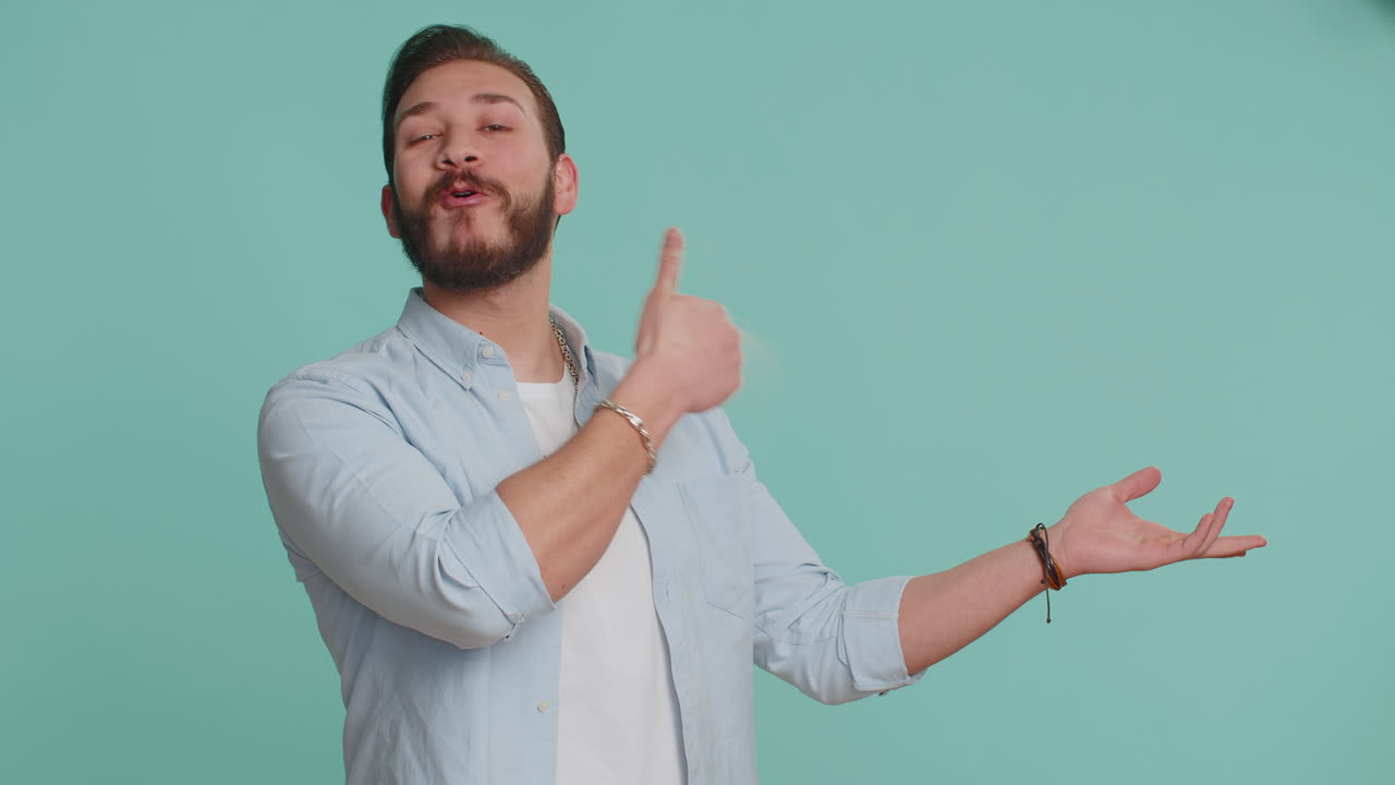 hombre apuntando y presentando en fondo verde