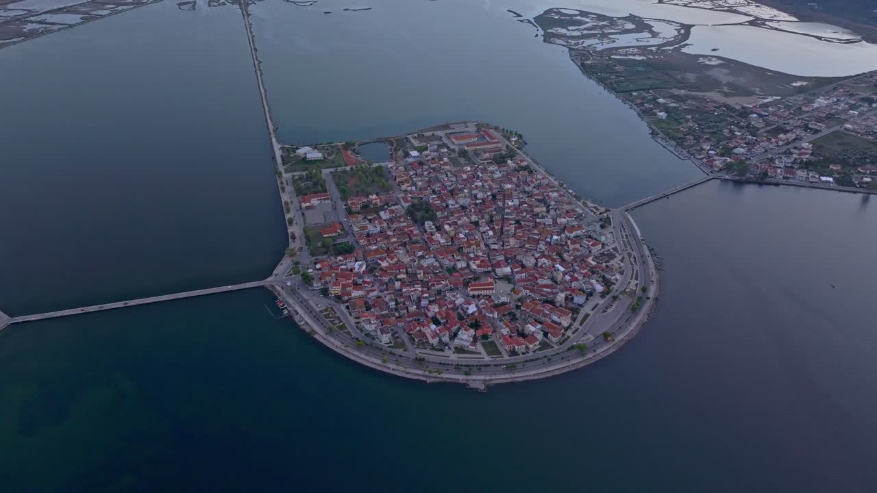 Drone boven vissersdorp en blauwe lagune, Aitoliko, Griekenland