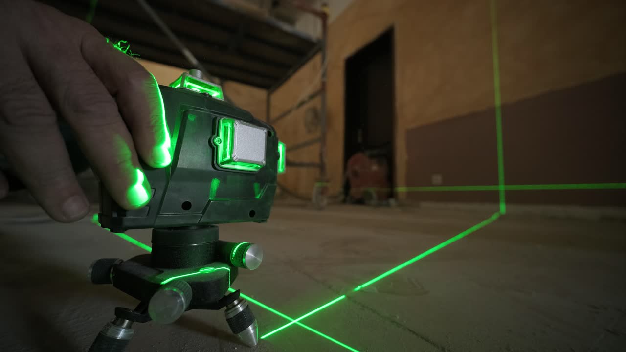 리모델링 도중 레이저 측정: 건설 도구 및 장비, 레벨 측정을위한 녹색 레이저 빛 선.