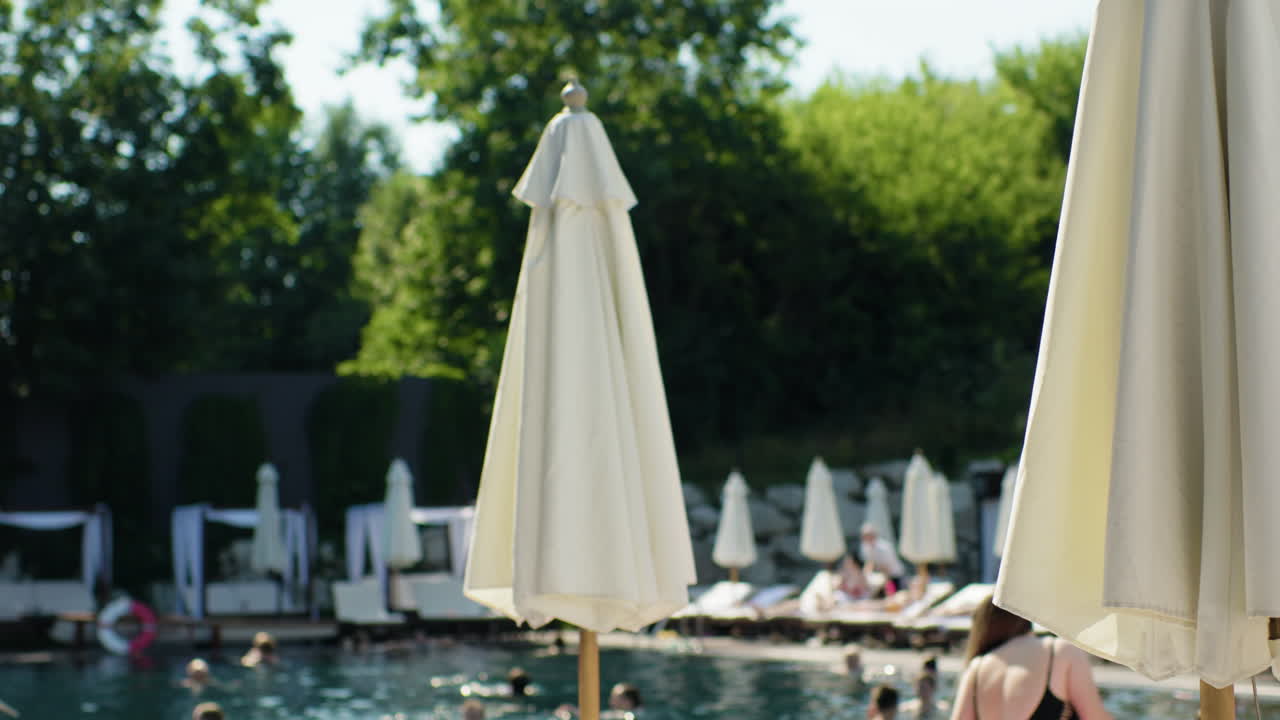 수영장에서 사람들이