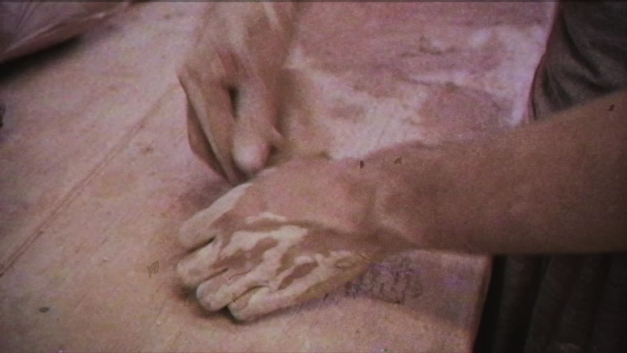 el alfarero hace una jarra de arcilla. efecto vintage. un hombre hace un jarrón en la rueda de un alfarero