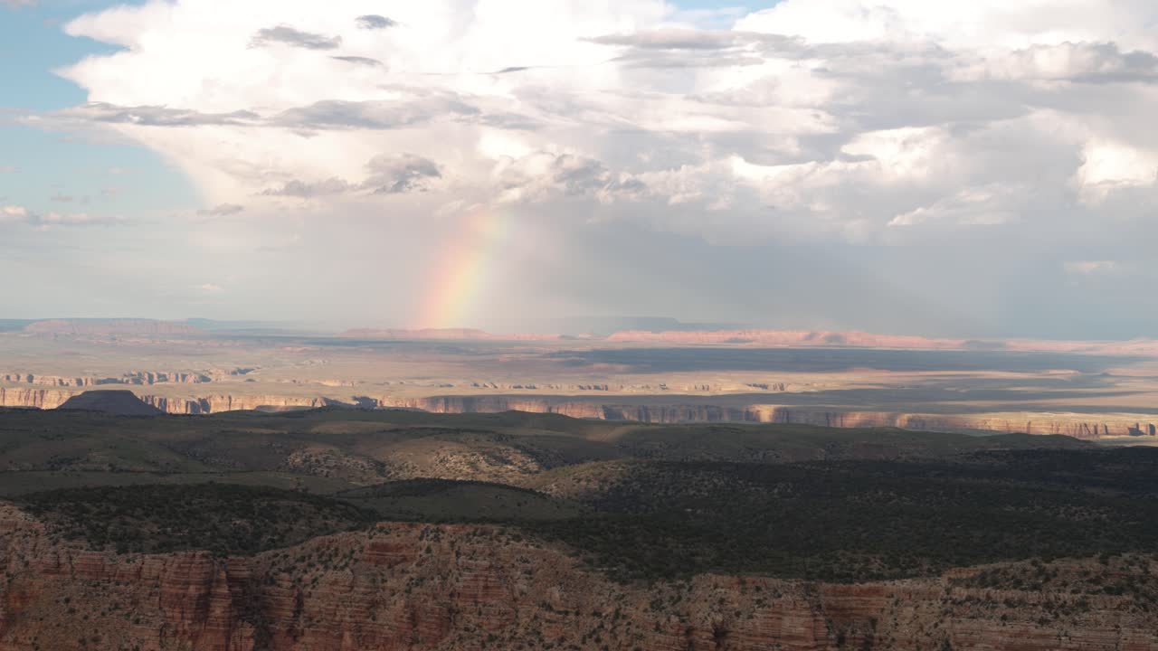 un arco iris sobre el gran cañón