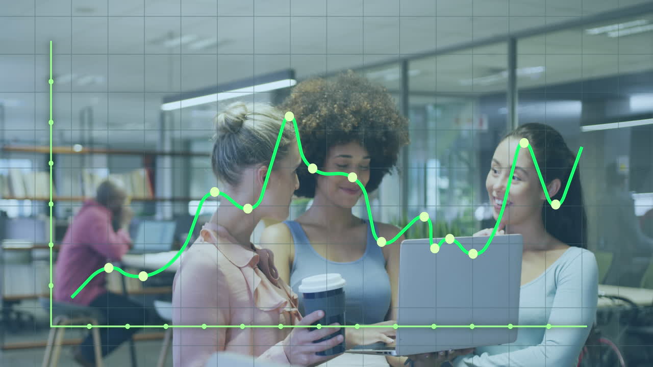 animación del procesamiento de datos financieros sobre diversas mujeres de negocios que usan computadoras portátiles en la oficina.