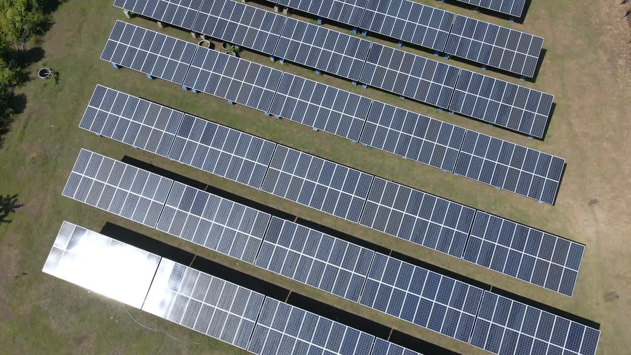 Vista aerea dall'alto: Bellissimo impianto fotovoltaico sull'isola di Gili Air