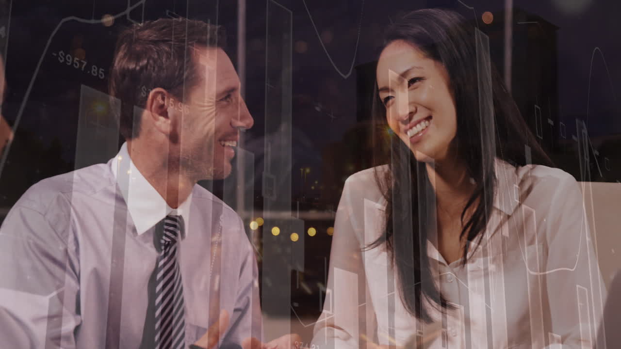 다양한 사업가와 사업가 여성이 사무실에서 토론하는 것에 대한 통계 데이터 처리