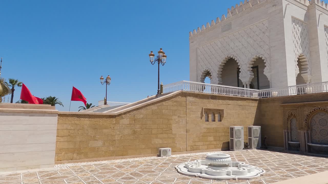 Det majestætiske Mausoleum for Mohammed V i Rabat, med flag og traditionel arkitektur - Marokko.