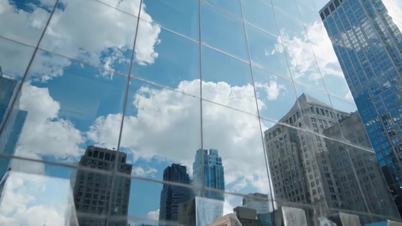 Uma Cena Bancária Urbana Movimentada Capturando a Vida Vibrante Entre Arquitetura Imponente e Superfícies Reflexivas Sob um Céu Azul Brilhante