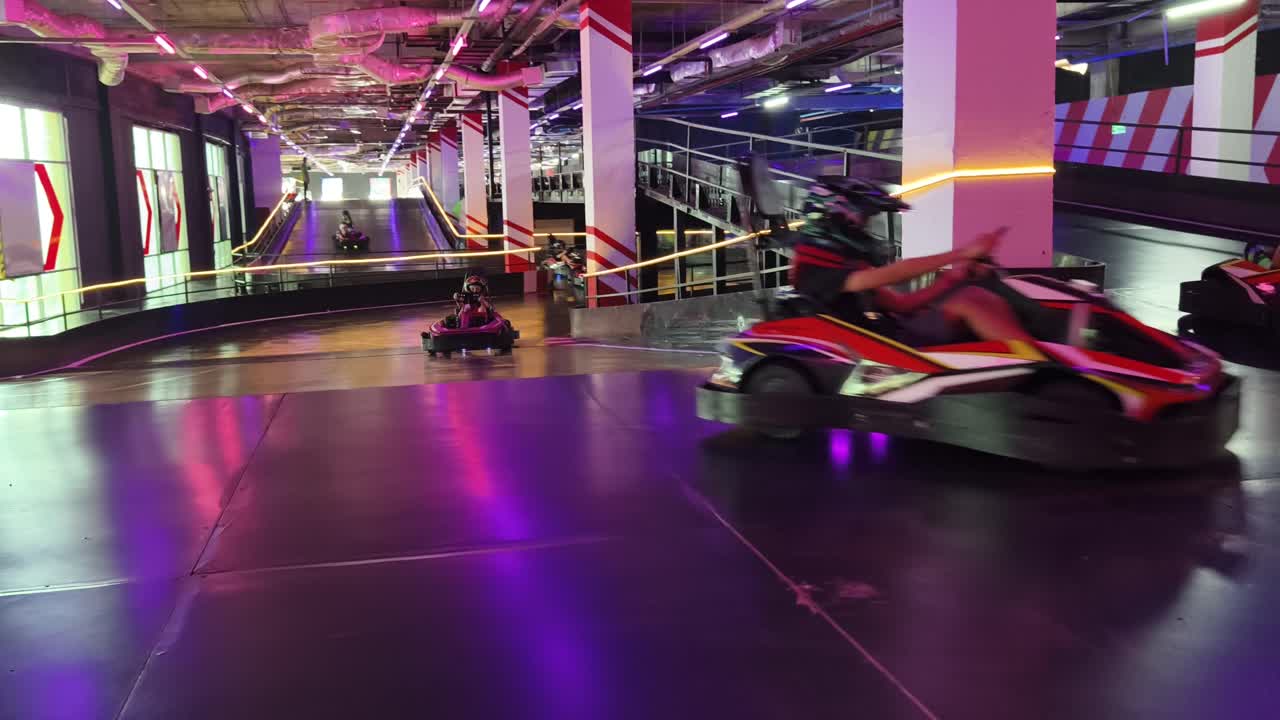야간 실내 트랙에서 고카르트 놀이