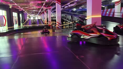 diversión de go-kart en una pista cubierta nocturna