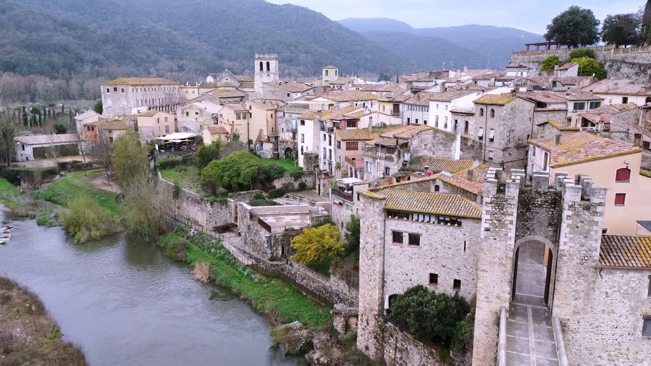 vista aérea de la ciudad de besalú en cataluña, españa durante un día nublado