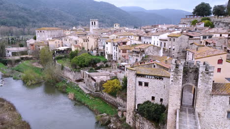 Vista-Aérea-De-La-Ciudad-De-Besalú-En-Cataluña,-España-Durante-Un-Día-Nublado