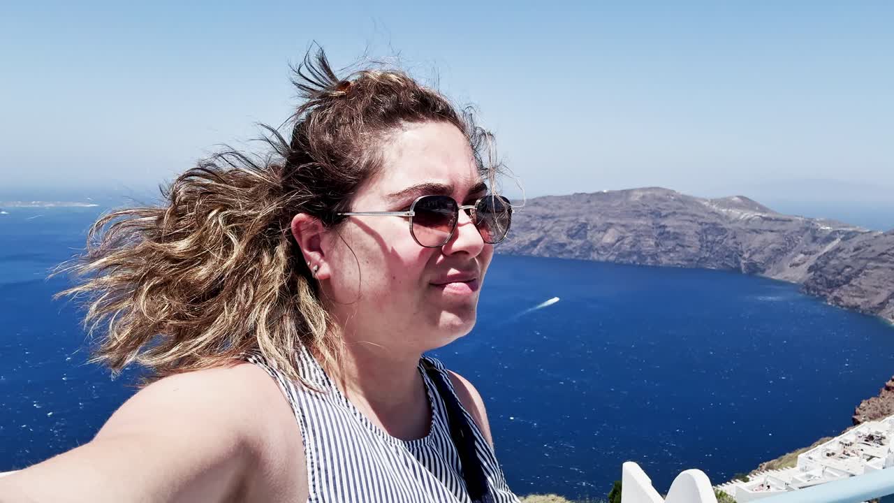 Mulher fazendo um vídeo de selfie em Santorini, Grécia