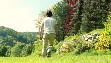 Junger-Mann-Zu-Fuß-Im-Waldpark