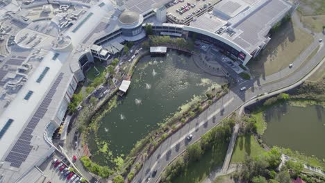 Verkehr-Auf-Der-Straße-Vor-Dem-Stadtzentrum-Von-Robina-Im-Vorort-Robina-In-Queensland,-Australien