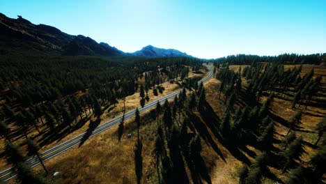 Vista-Aérea-De-La-Carretera-De-Montaña-Y-El-Bosque