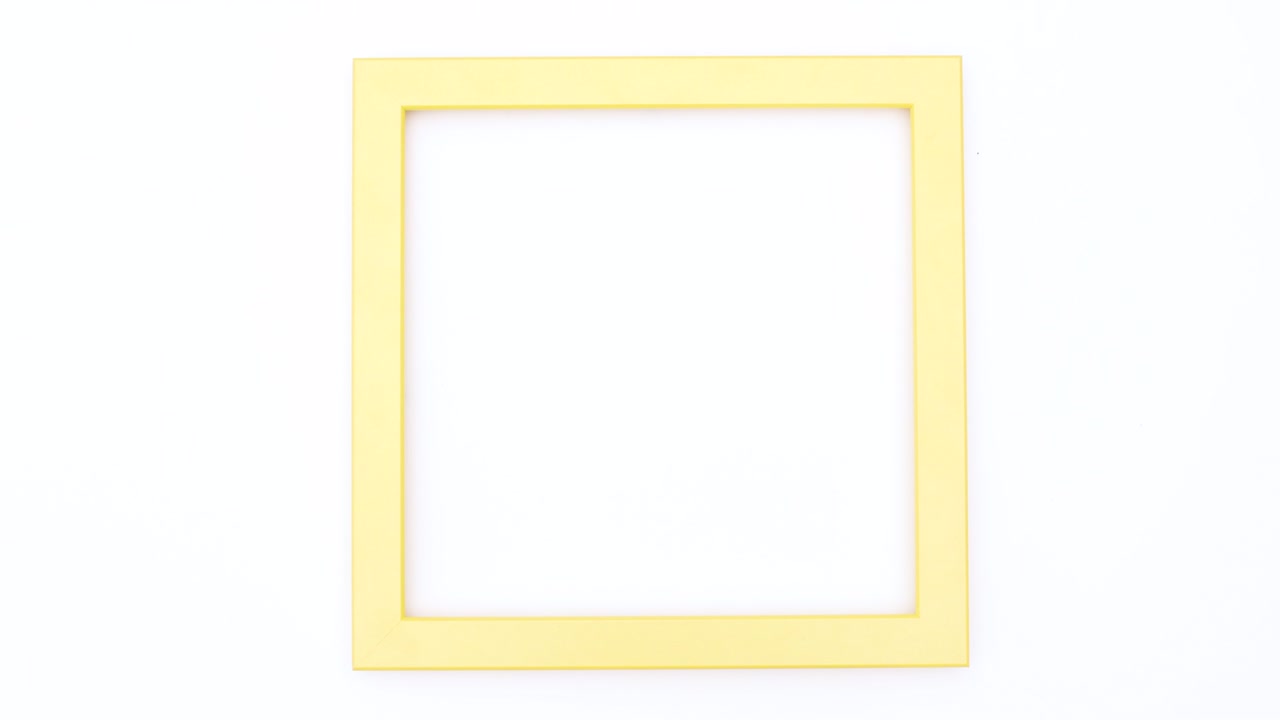 los lápices de colores aparecen dentro del marco amarillo en el tema blanco. detenga el movimiento