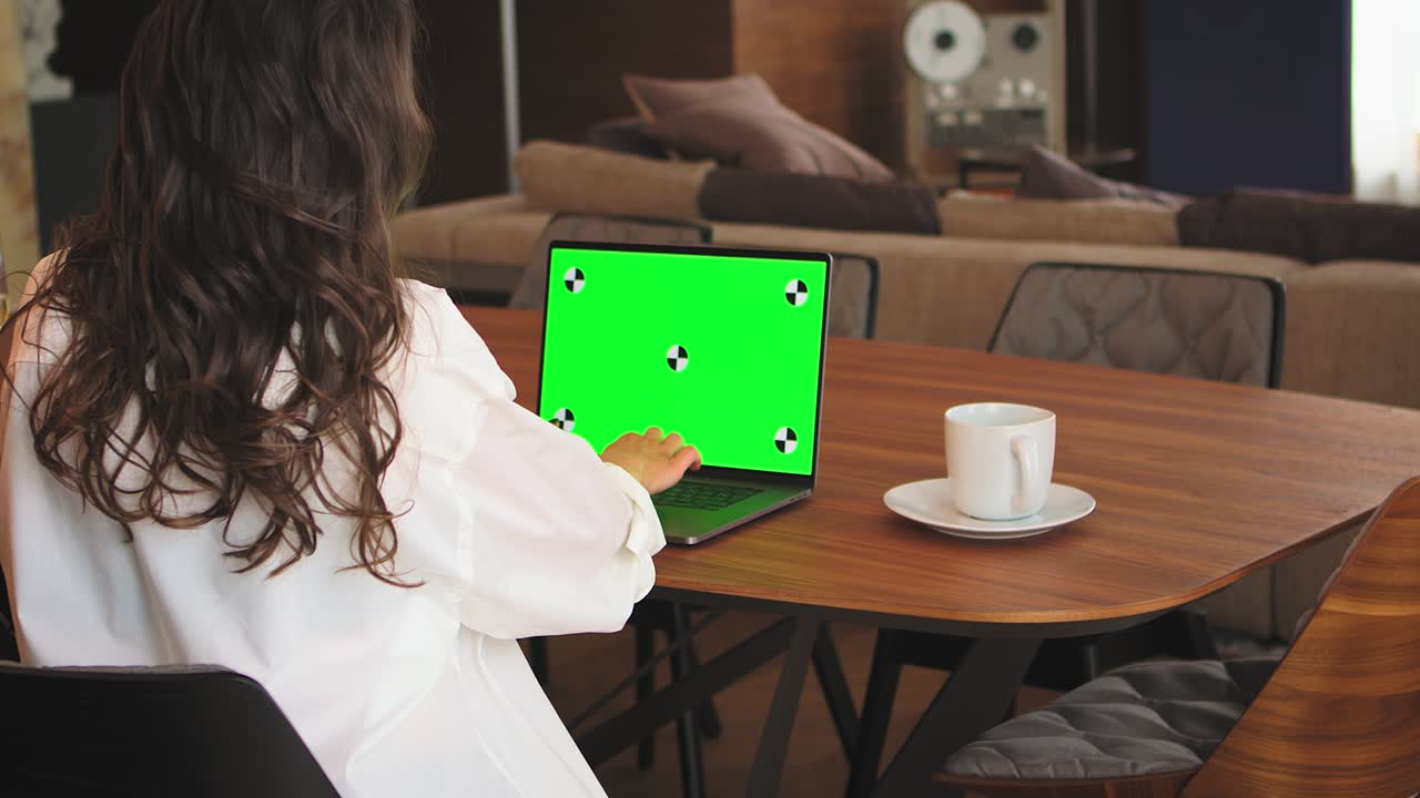pantalla verde, llave de croma de la computadora portátil con marcadores de seguimiento. mujer de negocios escribiendo. trabajo en línea remoto