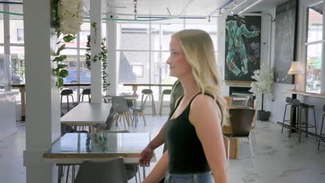 una pareja está entrando en un café para comer