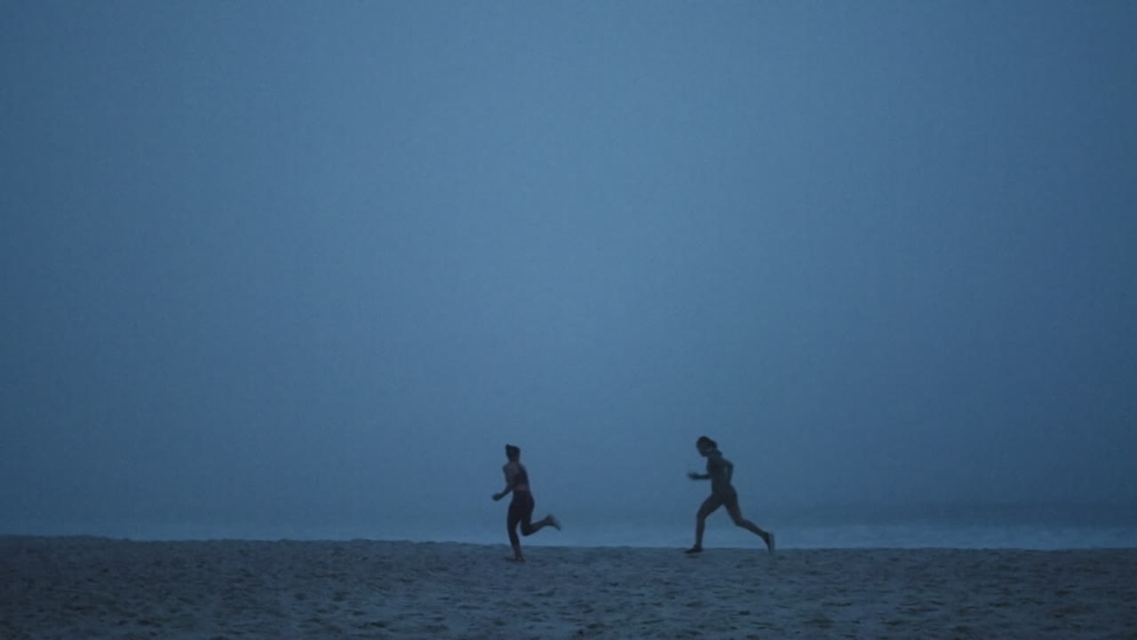 여자 실루 ⁇ , 달리기와 해변