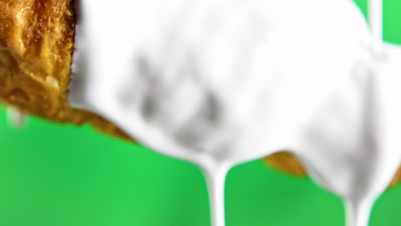 битые сливки, брызгающие над круассантом.