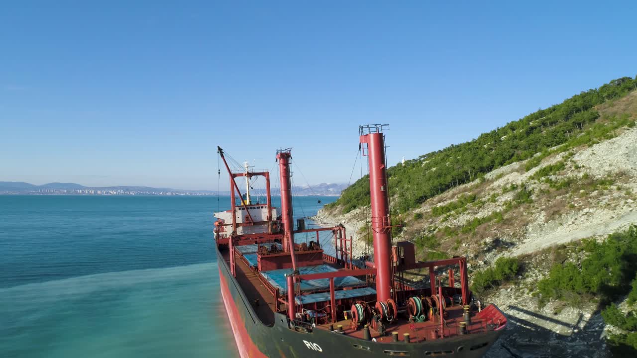 barco de carga abandonado en una playa costera