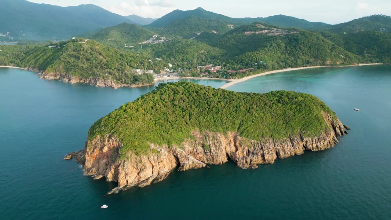 Đảo Ko Pha Ngan hoặc Koh Phangan ở Vịnh Thái Lan, máy bay không người lái bay trên bãi biển nhiệt đới, một điểm đến du lịch nghỉ dưỡng, hé lộ bờ biển tuyệt đẹp trên hòn đảo tiệc trăng tròn.
