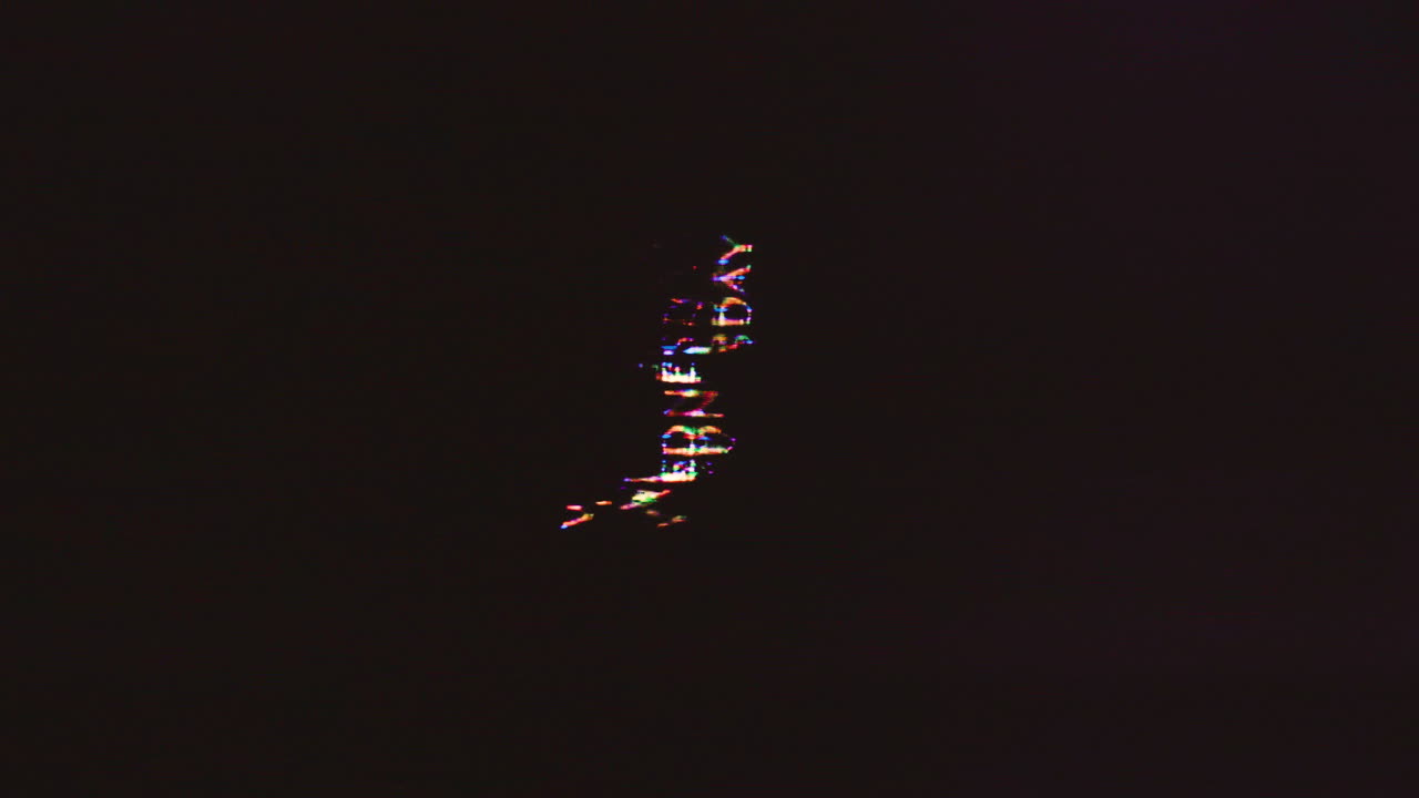 miércoles palabras verticales repiten como azul oscuro verde teñido glitch vibraciones se extienden a través de la pantalla