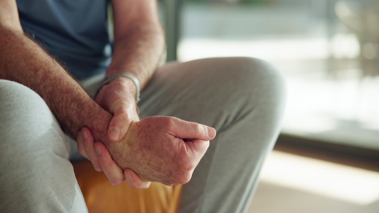Gros plan d’un homme souffrant de douleurs et d’inconfort au poignet