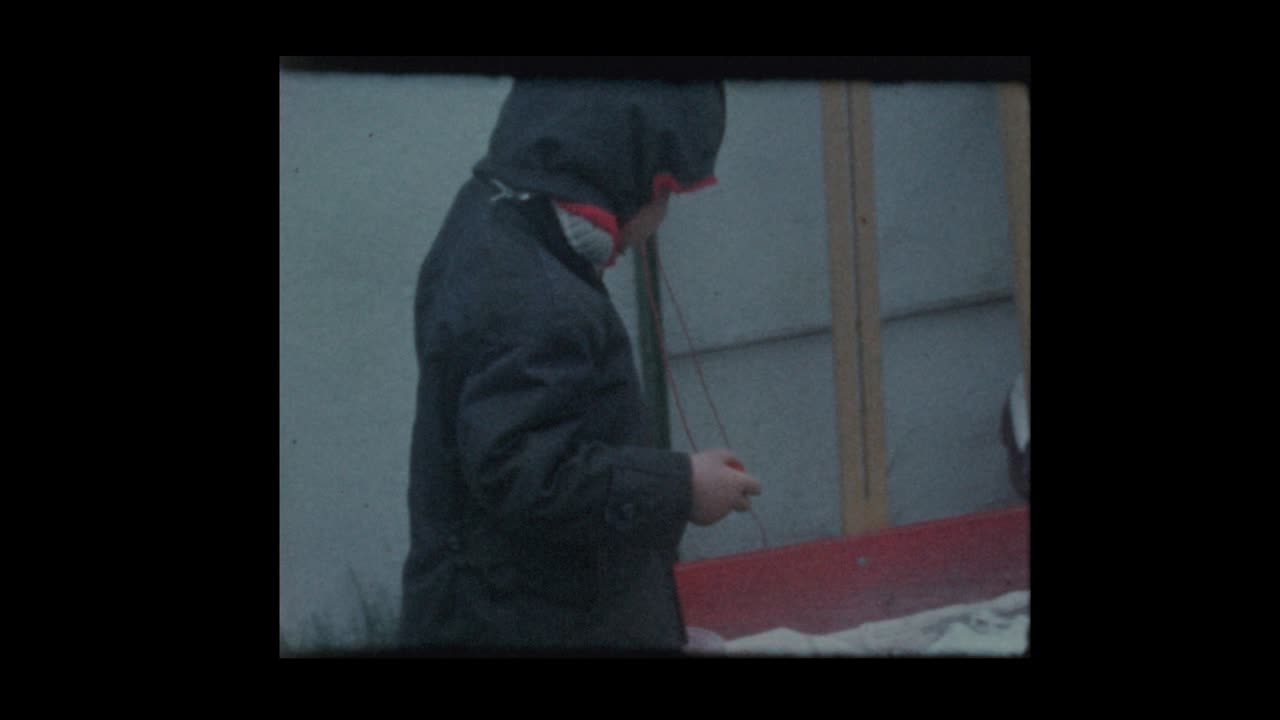 niños de los años 60 juegan con gatitos en la caja de arena.