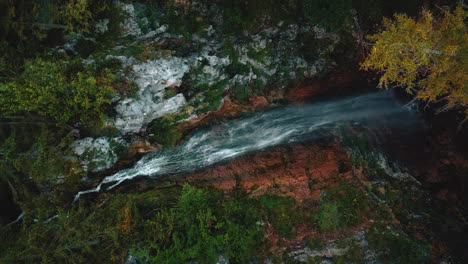 Cascada-Cascada-Cinemagraph-Bucle-De-Vídeo-Sin-Fisuras-Con-Agua-Dulce-En-Los-Románticos-E-Idílicos-Picos-De-Las-Montañas-De-Los-Alpes-Austriacos-Bávaros