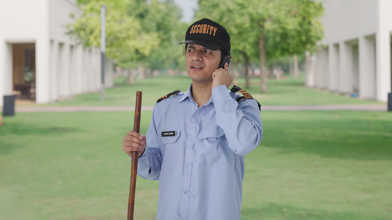 혼란스러운 인도 보안관이 전화로 이야기하고 있습니다.