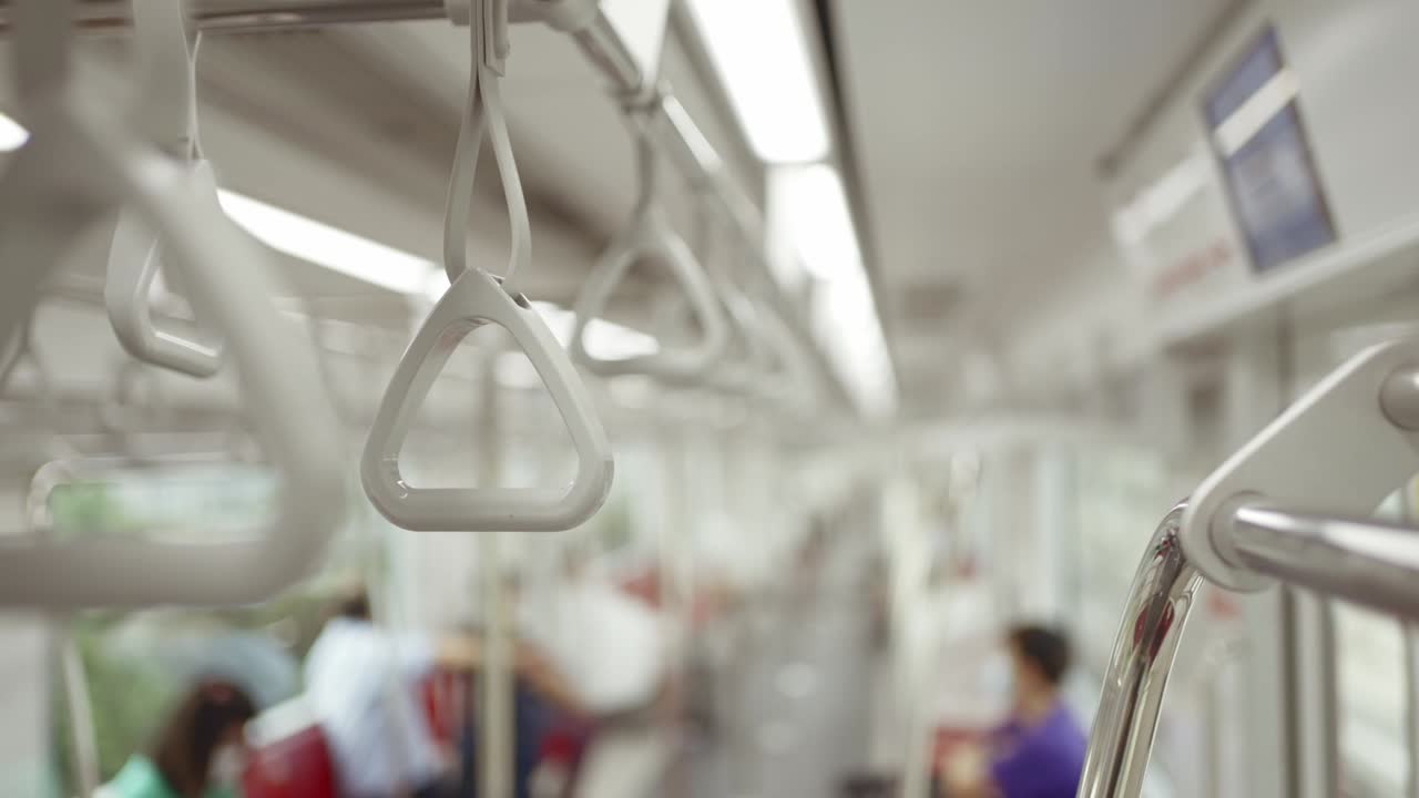 흐릿한 사람들의 배경으로 하늘 열차에서 클로즈업 들 루프.