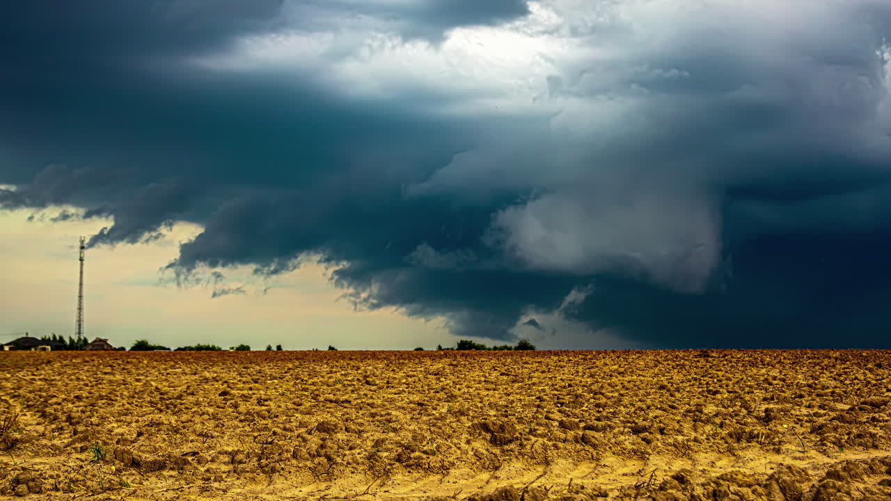 Uma Tomada em Time-Lapse de uma Turbulência Formando um Céu Dramático Acima de uma Terra Seca.