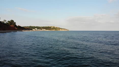 Disparo-De-Vuelo-Bajo-A-Través-De-La-Bahía-En-Seaton-Devon,-Inglaterra