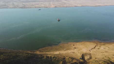 tomada aérea de un barco de madera tradicional en el río chambal azul en morena dholpur de madhya pradesh rajasthan en la india