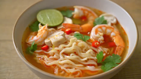 ramen de fideos instantáneos en sopa picante con gambas - estilo de comida asiática