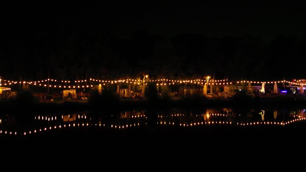 카토비체 시의 3 개의 연못 - 밤 12시 동안 물에서 빛의 반사와 함께 호수  바 - 공중 사진 4k