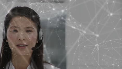 animación de redes de conexiones a través de una mujer de negocios usando auriculares telefónicos